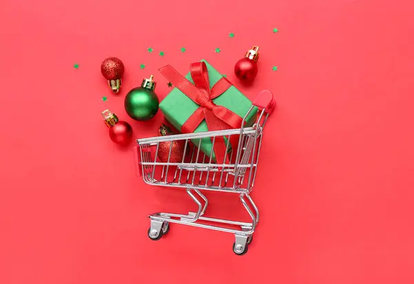 Pequeno Carrinho Compras Com Decoração Natal Fundo Vermelho — Fotografia de Stock