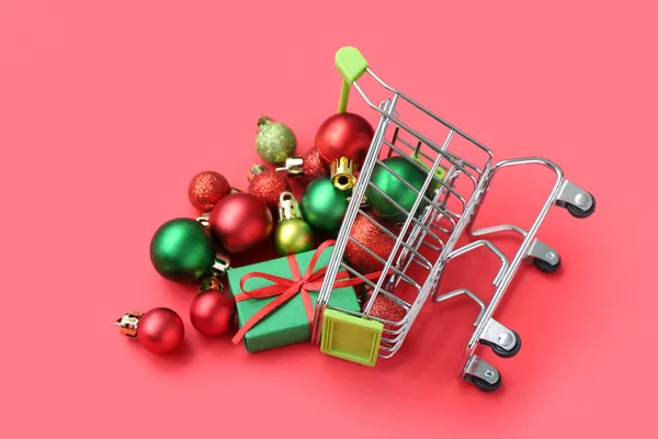 Liten Kundvagn Med Julbollar Och Presentförpackning Röd Bakgrund Närbild — Stockfoto
