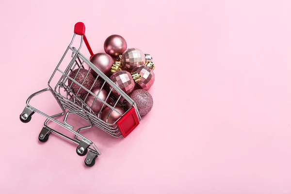 Carrinho Compras Pequeno Com Bolas Natal Diferentes Fundo Rosa — Fotografia de Stock