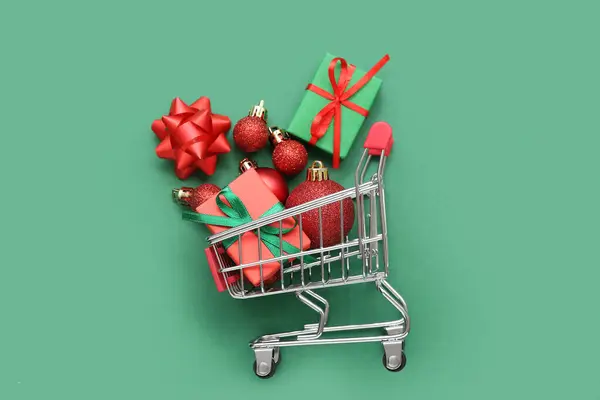 Pequeno Carrinho Compras Com Decoração Natal Fundo Verde — Fotografia de Stock