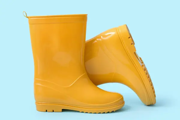 Bottes Gomme Jaune Sur Fond Bleu — Photo