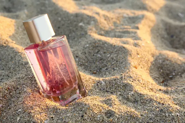 Pink Parfém Láhev Pláži Písek Detailní Záběr — Stock fotografie