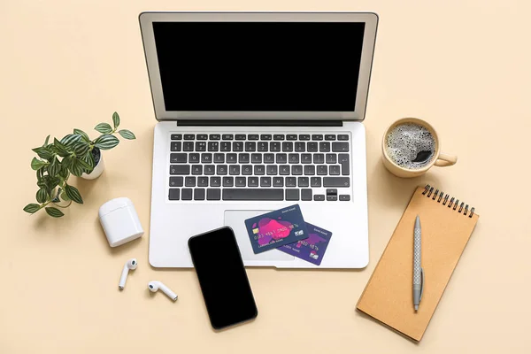 Laptop Kartami Kredytowymi Telefonem Komórkowym Słuchawkami Notebookiem Beżowym Tle Zakupy — Zdjęcie stockowe