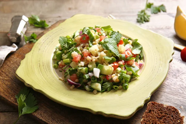 Placă Salată Tabbouleh Delicioasă Fundal Lemn Closeup — Fotografie, imagine de stoc