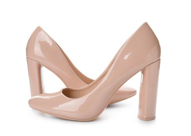 Beyaz arka planda şık bej topuklu