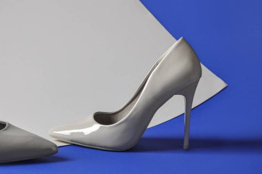 Renkli arka planda şık gri topuklular