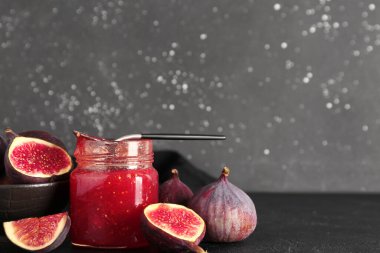 Siyah arkaplanda incir reçeli kavanozu