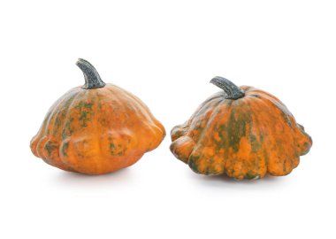 Beyaz arkaplanda taze balkabakları