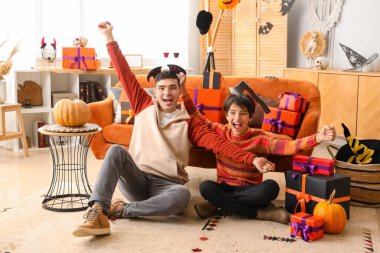 Mutlu küçük çocuk ve babası Cadılar Bayramı için evde giyinmiş.