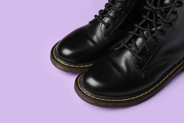 Stylish Black Leather Boots Lilac Background — Stock Photo, Image