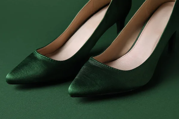 Stilvolle Grüne High Heels Auf Farbigem Hintergrund — Stockfoto