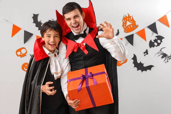 Küçük Çocuk Babası Cadılar Bayramı Için Vampir Gibi Giyinmişler — Stok fotoğraf