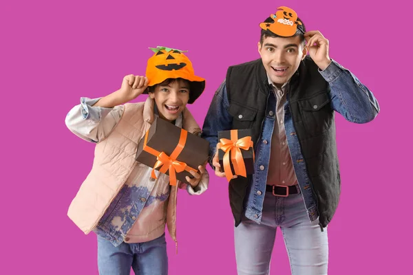 Kleiner Junge Und Sein Vater Mit Halloween Geschenken Auf Lila — Stockfoto