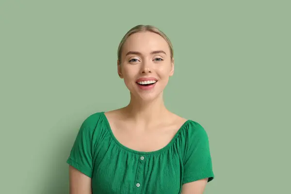Gelukkig Jong Vrouw Groen Achtergrond — Stockfoto