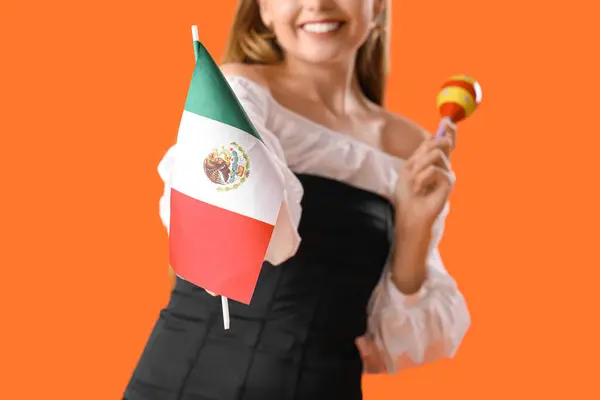 Mujer Joven Con Bandera Mexicana Maraca Sobre Fondo Naranja Primer — Foto de Stock