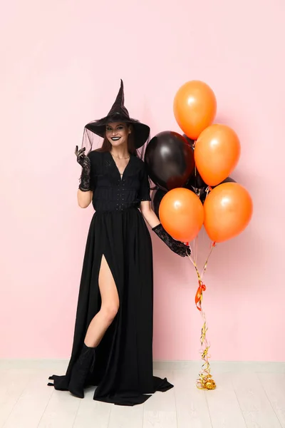 Fiatal Öltözött Halloween Boszorkány Léggömbök Közelében Fény Fal — Stock Fotó