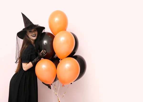 Fiatal Öltözött Halloween Boszorkány Léggömbök Fény Háttér — Stock Fotó