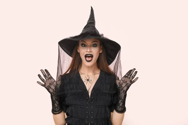 Έκπληκτη Νεαρή Γυναίκα Ντυμένη Για Halloween Μάγισσα Στο Φως Φόντο — Φωτογραφία Αρχείου