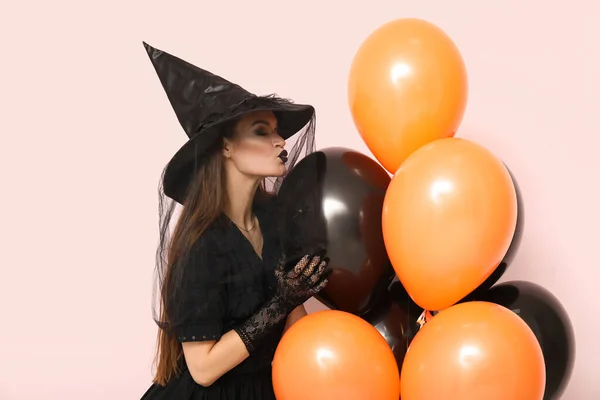 Fiatal Öltözött Halloween Boszorkány Léggömbök Fúj Csók Fény Háttér — Stock Fotó