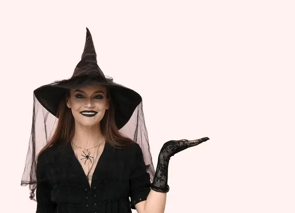 Cadılar Bayramı Için Giyinmiş Genç Bir Kadın Arka Planda Bir — Stok fotoğraf