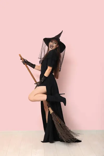 Νεαρή Γυναίκα Ντυμένη Για Halloween Μάγισσα Σκούπα Κοντά Στο Φως — Φωτογραφία Αρχείου