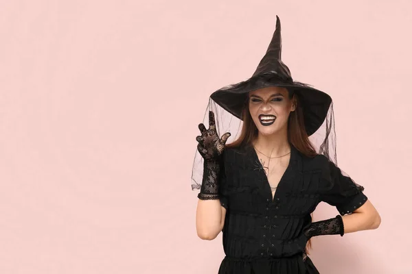 Giovane Donna Vestita Halloween Come Strega Sfondo Chiaro — Foto Stock