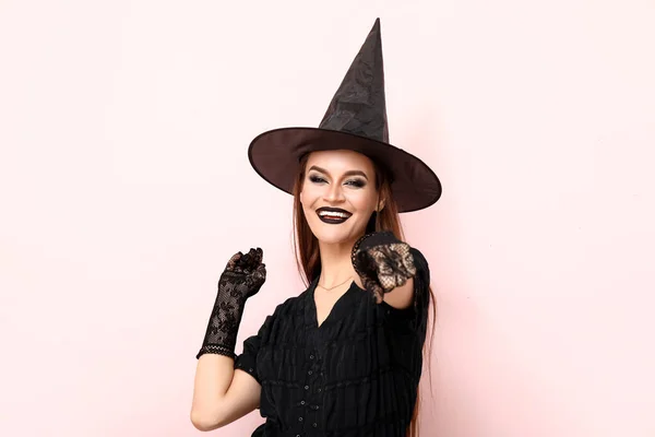 Νεαρή Γυναίκα Ντυμένη Για Halloween Μάγισσα Δείχνει Θεατή Στο Φως — Φωτογραφία Αρχείου