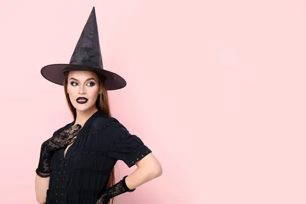 Νεαρή Γυναίκα Ντυμένη Για Halloween Μάγισσα Στο Φως Φόντο — Φωτογραφία Αρχείου