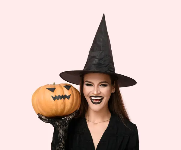 Jonge Vrouw Gekleed Voor Halloween Als Heks Met Pompoen Lichte — Stockfoto
