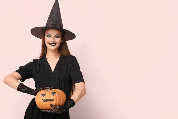 Mladá Žena Oblečená Halloween Jako Čarodějnice Dýní Světlém Pozadí — Stock fotografie