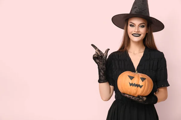 Νεαρή Γυναίκα Ντυμένη Για Halloween Μάγισσα Κολοκύθα Που Δείχνει Κάτι — Φωτογραφία Αρχείου