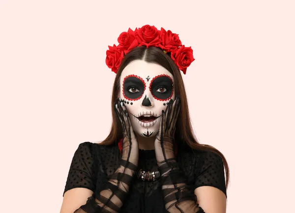 Överraskad Ung Kvinna Klädd För Halloween Ljus Bakgrund Närbild — Stockfoto