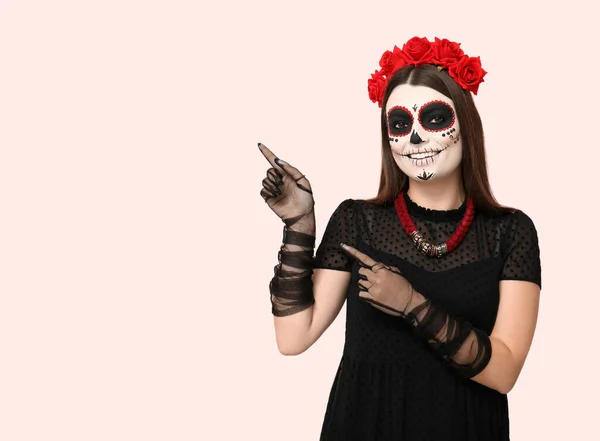 Młoda Kobieta Ubrana Halloween Wskazując Coś Jasnym Tle — Zdjęcie stockowe