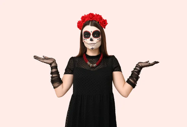 Mujer Joven Vestida Para Halloween Mostrando Algo Sobre Fondo Claro — Foto de Stock