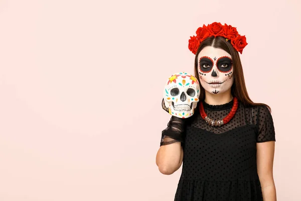 Młoda Kobieta Ubrana Halloween Malowaną Czaszką Jasnym Tle — Zdjęcie stockowe