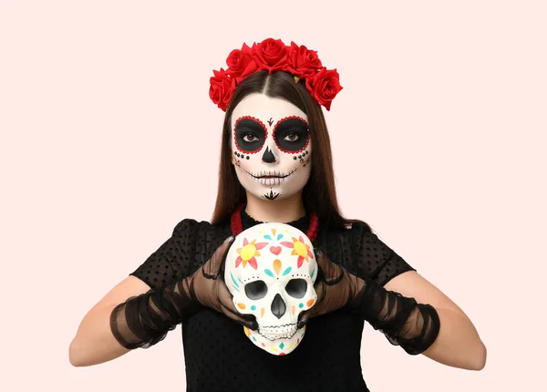 Jonge Vrouw Gekleed Voor Halloween Met Geschilderde Schedel Lichte Achtergrond — Stockfoto