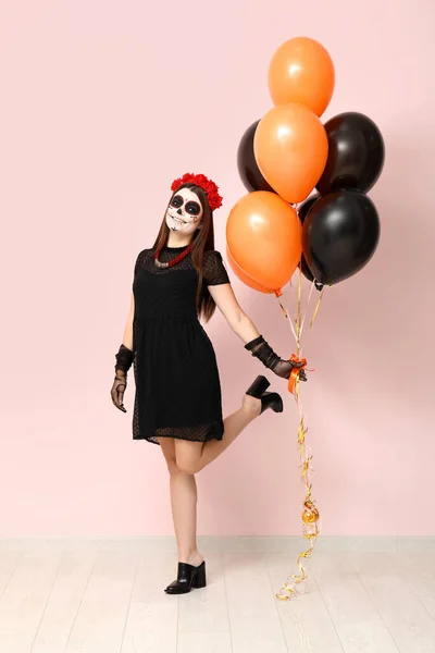 Mladá Žena Oblečená Halloween Balónky Blízkosti Světlé Stěny — Stock fotografie