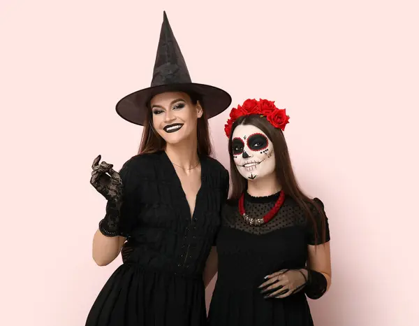 Молодые Женщины Одетые Хэллоуин Светлом Фоне — стоковое фото