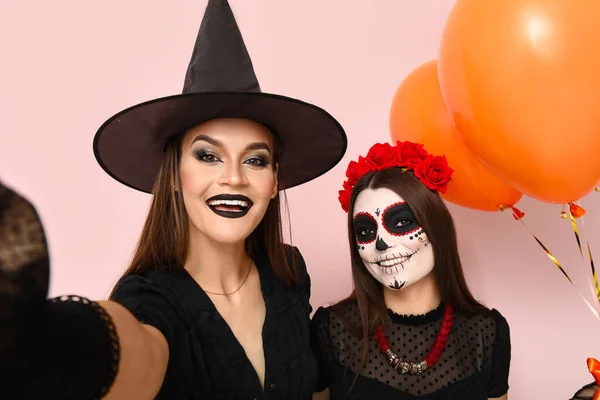 Mladé Ženy Oblečené Halloween Balónky Selfie Světlém Pozadí Detailní Záběr — Stock fotografie
