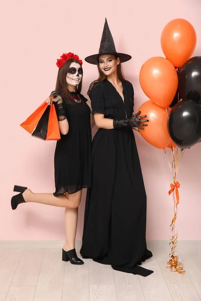 Mujeres Jóvenes Vestidas Para Halloween Con Bolsas Compras Globos Cerca —  Fotos de Stock