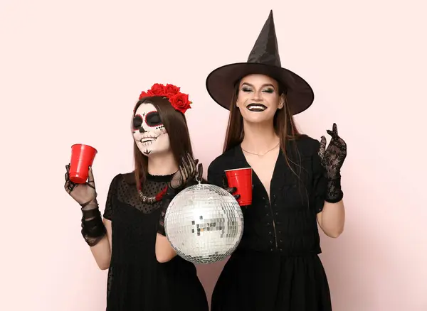 Fiatal Nők Öltözött Halloween Italok Diszkó Labda Könnyű Háttér — Stock Fotó