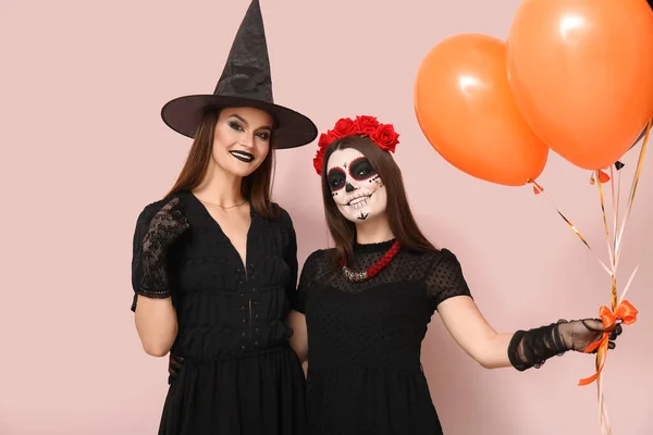 Cadılar Bayramı Için Giyinmiş Genç Kadınlar Arka Planda Balonlar — Stok fotoğraf