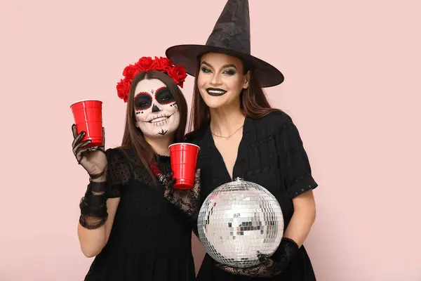 Fiatal Nők Öltözött Halloween Italok Diszkó Labda Könnyű Háttér — Stock Fotó