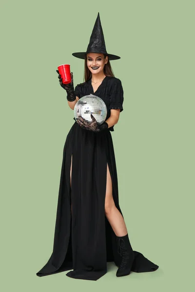 Mladá Žena Oblečená Halloween Jako Čarodějnice Pitím Diskotéka Míč Blízkosti — Stock fotografie