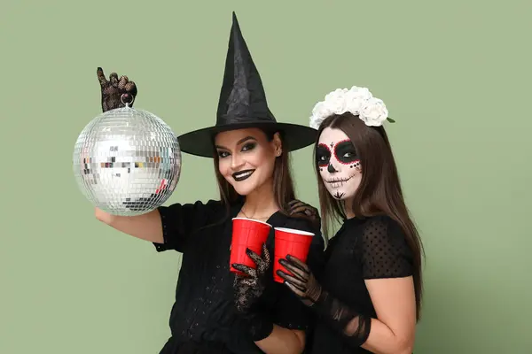 Giovani Donne Vestite Halloween Con Bevande Disco Ball Sfondo Verde — Foto Stock