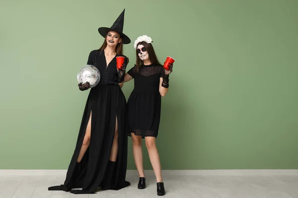 Mladé Ženy Oblečené Halloween Nápoji Diskotéka Míč Blízkosti Zelené Zdi — Stock fotografie