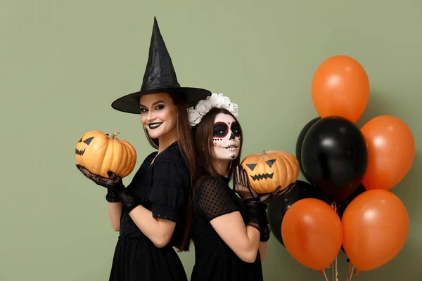 Νεαρές Γυναίκες Ντυμένες Για Halloween Κολοκύθες Και Μπαλόνια Πράσινο Φόντο — Φωτογραφία Αρχείου