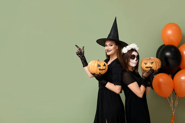 Fiatal Nők Öltözött Halloween Sütőtök Léggömbök Zöld Alapon — Stock Fotó