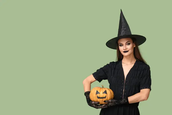 Jonge Vrouw Gekleed Voor Halloween Als Heks Met Pompoen Groene — Stockfoto