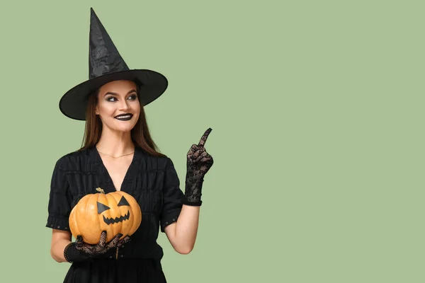 Giovane Donna Vestita Halloween Come Strega Con Zucca Che Punta — Foto Stock
